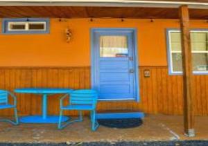 una mesa azul y sillas frente a un edificio en Desert Dreams Studio, en Moab