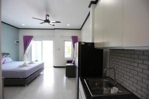 เตียงในห้องที่ MB House Resort