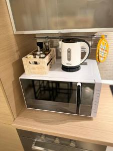 - un four micro-ondes avec une tasse de café dans l'établissement Sweet Home, à Lissone