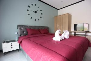 เตียงในห้องที่ MB House Resort