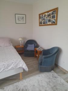 Saint-Lattierにあるla maison Cavanchaのベッドルーム1室(ベッド1台、椅子2脚、テーブル付)