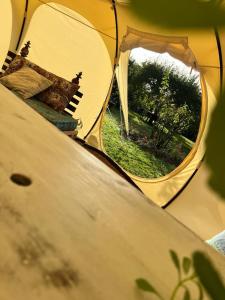Blick aus dem Inneren eines Zeltes mit Fenster in der Unterkunft Dealettante glamping in Bétaucourt