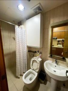 Ένα μπάνιο στο Condo near US Embassy and St Lukes Ermita