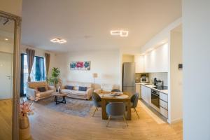 una cucina e un soggiorno con tavolo e sedie di SD Luxury Apartment - Belgrade Waterfront a Belgrado