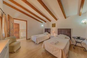 Postel nebo postele na pokoji v ubytování Villa Can Salas by Sealand Villas + 21 fotografií
