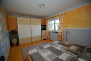 a bedroom with a bed and a window at Bergkönig in Bad Breisig