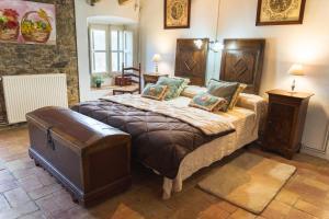 um quarto com uma cama grande num quarto em Mas Gran de Cruïlles - Mas Rural - Hotel & Events em Cruïlles