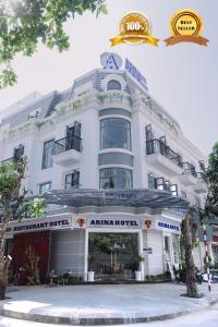 um edifício branco com uma placa em cima em ARINA HOTEL em Tây Ninh