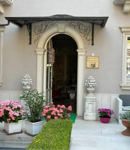 uma entrada para uma casa com flores e plantas em B&B Sul Garda em Castelnuovo del Garda