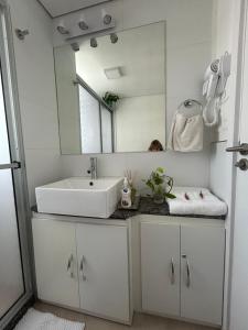 a bathroom with a sink and a mirror at Apartamento céntrico con garage in Mercedes