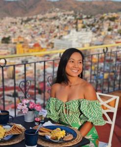 une femme assise à une table avec une assiette de nourriture dans l'établissement Casa Rofo, à Guanajuato