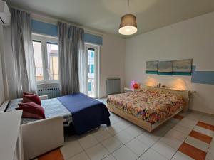 um quarto com uma cama e um sofá em Appartamento al mercato: Viareggio em Viareggio