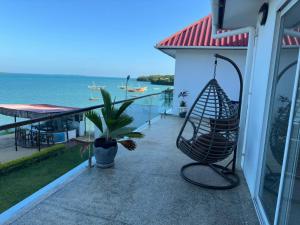 balcón con columpio y vistas al océano en Calamari Beach Resort en Zanzíbar