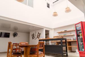 HOTEL GANADERO في لا دورادا: غرفة طعام مع طاولة وكراسي