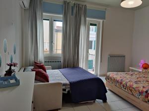 um quarto com 2 camas e uma janela em Appartamento al mercato: Viareggio em Viareggio