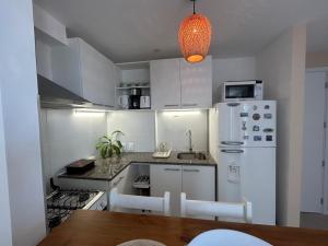 cocina con nevera blanca y fregadero en Apartamento céntrico con garage en Mercedes
