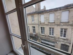 uma vista de um edifício a partir de uma janela em Appartement 3 personnes quartier Chartrons em Bordeaux