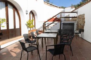 patio con mesa y sillas en el balcón en Casa Rural La Milana, en Doña Rama