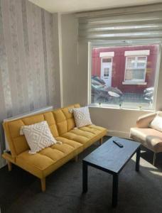 uma sala de estar com um sofá e uma janela em Perfect for Contractors' Accommodation em Seacombe