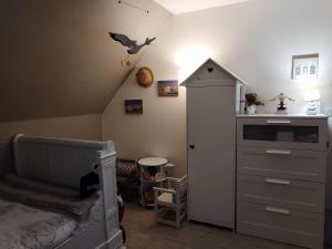 - une chambre pour enfants avec un lit et une poupée dans l'établissement OMAHA-BEACH maison cosy, à Saint-Laurent-sur-Mer