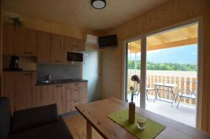 Mobile Homes Camping Reiter في غرايفينبورغ: مطبخ مع طاولة وإطلالة على سطح السفينة