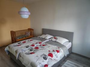 un letto con rose rosse sopra in una camera da letto di Apartmán City a Zvolen