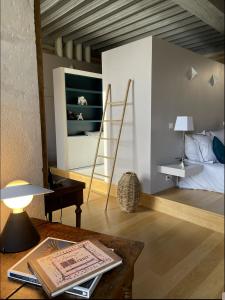 Habitación con cama, escritorio y escalera. en Chambre au Château de Meauce, Marguerite de Meauce, en Saincaize-Meauce
