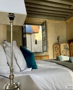 um quarto com uma cama grande e uma janela em Chambre au Château de Meauce, Marguerite de Meauce em Saincaize-Meauce
