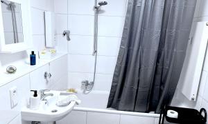 ゾーリンゲンにあるVAZ Apartments Birkenweiher für Monteure und Fachkräfte, WLAN,TV, Küche, 4-8 Personenのシャワーと洗面台を備えた白いバスルーム +17枚の写真