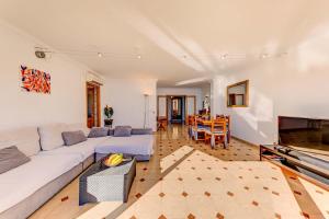 ポルト・ダ・ポリェンサにあるEmma Beachfront Apartmentのリビングルーム(白いソファ、テーブル付)