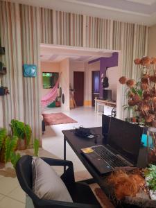 sala de estar con mesa y ordenador portátil en Verdes Hostel Palmas-TO, en Palmas