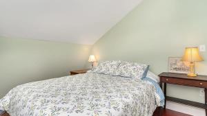 een slaapkamer met een bed en twee nachtkastjes en twee lampen bij Walk To Good Harbor OCEAN VIEWS Open All Year in Gloucester +21 foto's