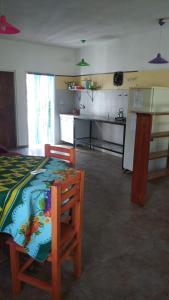 a room with a kitchen with a table and a bed at Bosquecito de Carpin in Carpintería