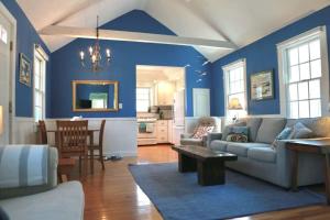 Posezení v ubytování Stay On The Cape Vacation Rentals: Walk To Beach Hyannisport Three Bedroom