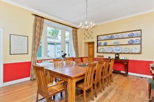 uma sala de jantar com uma mesa de madeira e cadeiras em Cairngorms Castle em Cray