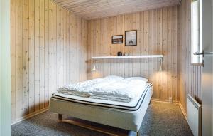 Postel nebo postele na pokoji v ubytování Cozy Home In Humble With Sauna