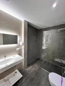 y baño con lavabo y ducha. en Maxi Room, en Vlorë