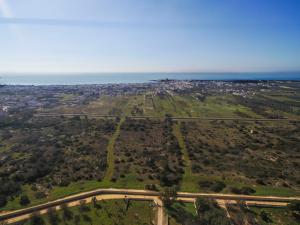 una vista aerea di una città e dell'oceano di Risa Apulia a Torre Lapillo
