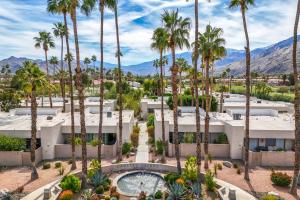 una vista aérea de un edificio con palmeras en Palm Springs Condo with Pool Access Near Downtown!, en Palm Springs