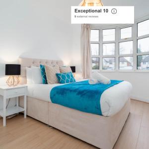 1 dormitorio con 1 cama grande con manta azul en 4 Bed House - Lots of Parking - Garden - Fast WIFI - Groups - Contractors - Excelled Value Accommodation - 802W, en Birmingham