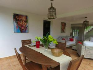 een eetkamer met een tafel en een woonkamer bij Appartement de 2 chambres avec terrasse et wifi a Gros Morne in Gros-Morne