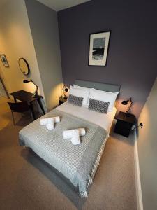 um quarto com uma cama com duas toalhas em 8, St Marys , Private Double Ensuite Room - Room Only- Truro em Truro