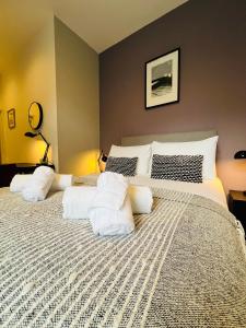 1 dormitorio con 1 cama grande con almohadas blancas en 8, St Marys , Private Double Ensuite Room - Room Only- Truro en Truro