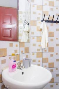 Ένα μπάνιο στο Amani Hse 2 bedroom Near Beach, Mombasa Casey apartment +41 φωτογραφίες