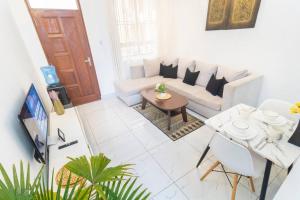 Μια τηλεόραση ή/και κέντρο ψυχαγωγίας στο Amani Hse 2 bedroom Near Beach, Mombasa Casey apartment
