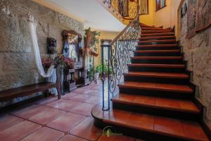 - un escalier dans un bâtiment avec un mur en pierre dans l'établissement Casa com Piscina Cinema Discoteca Ginásio, à Ermegil
