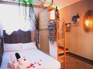 ein Schlafzimmer mit einem Etagenbett und einer Leiter in der Unterkunft ZAMBONI House Deluxe in Bologna