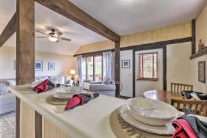 cocina y sala de estar con una mesa con tazones. en Private Guest House with Deck and Spectacular Views!, en Uncasville