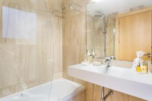 Ένα μπάνιο στο My Space Emirates - Modern Duplex with Private Garden and Swimming Pool