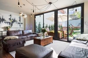 Χώρος καθιστικού στο My Space Emirates - Modern Duplex with Private Garden and Swimming Pool